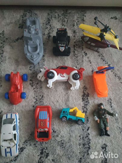 Машинки много