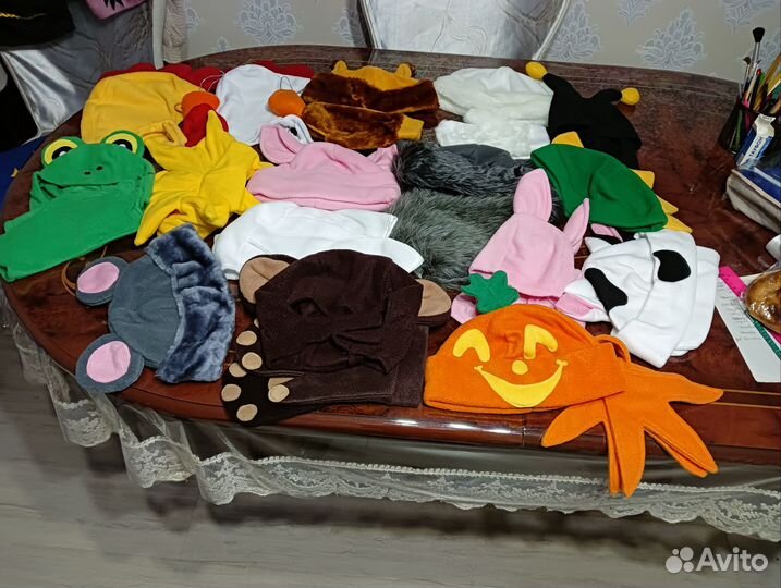 Шапки Деда Мороза,Снегурки и др