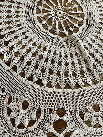 Скатерть круглая вязаная белая