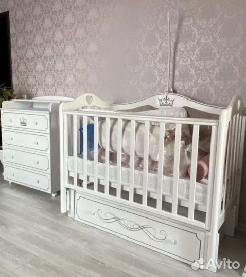 Кроватка и комод с короной и стразами