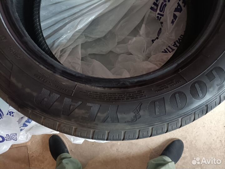 Goodyear EfficientGrip 215/60 R17 96H