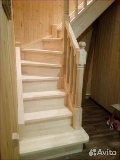 Деревянная лестница на второй этаж