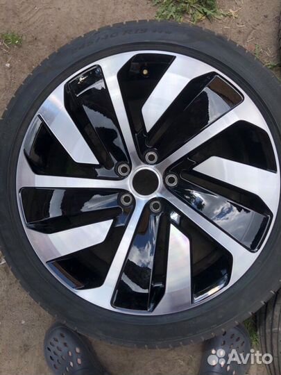 Новый оригинальный комплект на WV arteon r19