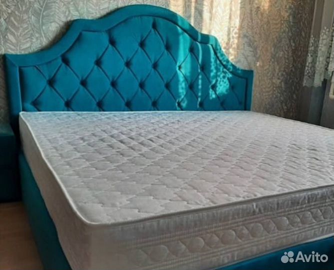 Кровать двухспальная с мягким изголовьем