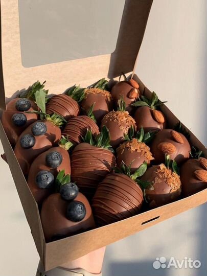 Клубника в шоколаде букеты коробочки на праздник