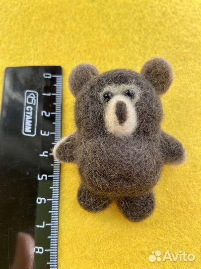 Брошка-медведь из шерсти