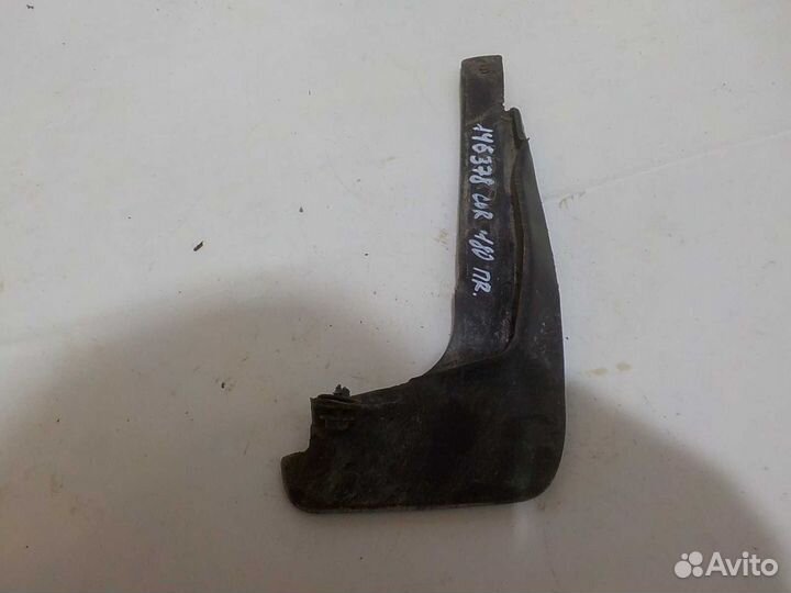 Брызговик передний правый Toyota Corolla 180