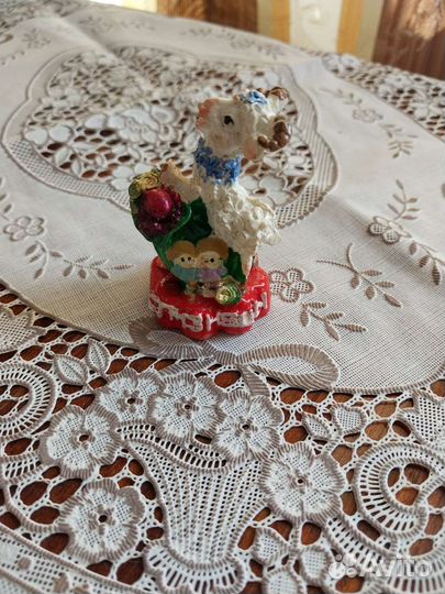 Статуэтки и магнит на холодильник