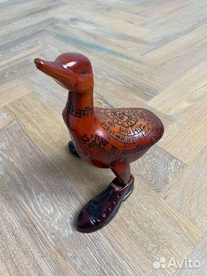 Статуэтка из дерева утёнок в тату