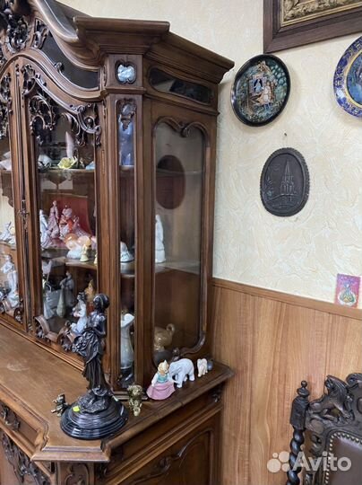 Старинная витрина массив ореха Рококо