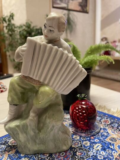 Фарфоровая статуэтка СССР. Гармонист