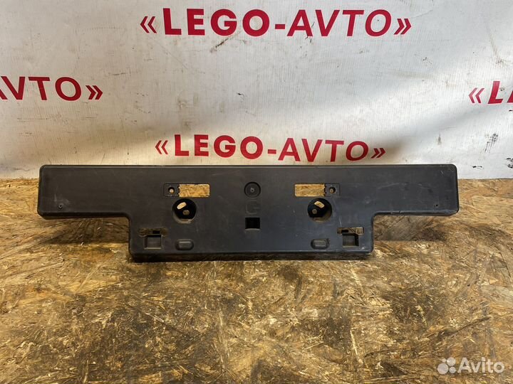 Toyota Land Cruiser 200 Подиум номерного знака