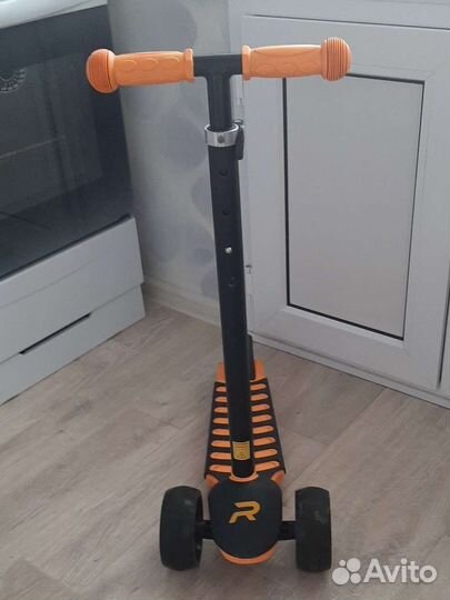 Самокат трехколесный