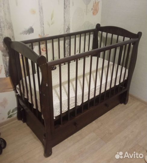 Детская кроватка с маятником