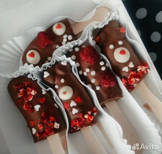 Шоколадные конфеты ручной работы, бананы, клубника