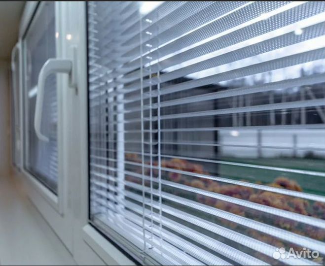 Пластиковое окно с встроенными жалюзи