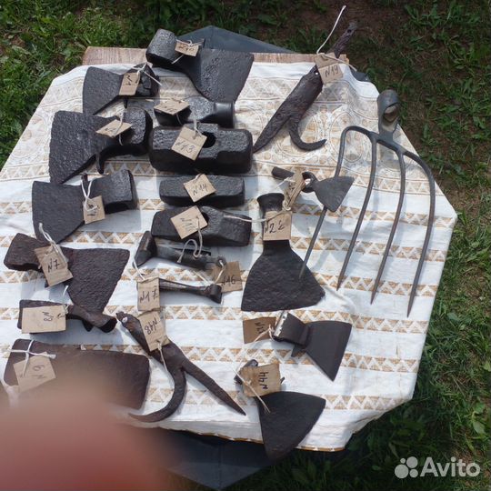 Старинный инструмент топор кувалда