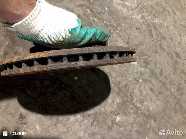 Тормозной диск на mitsubishi lancer cedia CS5W 4G9