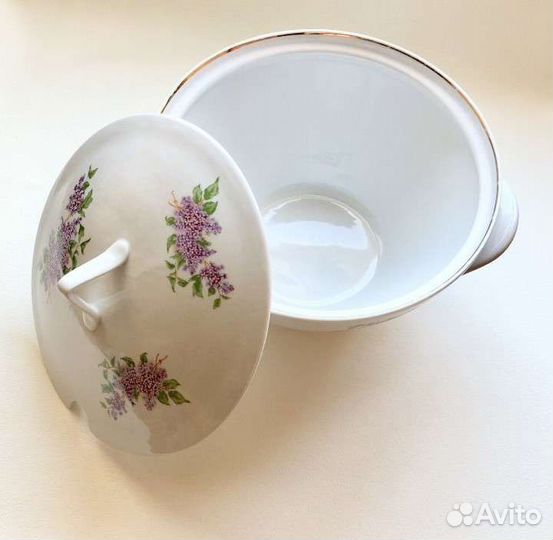 Фарфоровая супница с тарелкой сирень набор