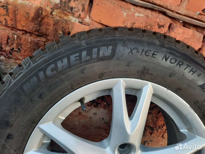 Michelin X-Ice North 4 215/65 R16