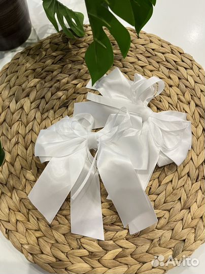Банты белые девочке для волос на резинке