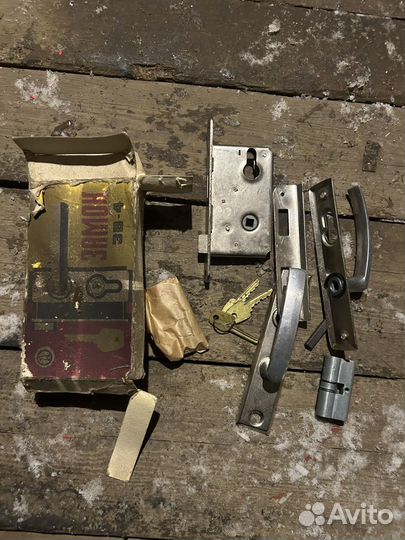 Замок навесной и врезной