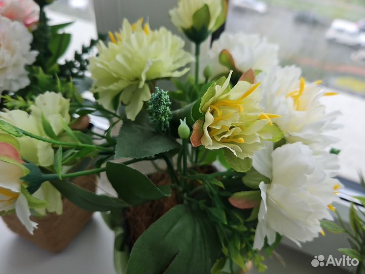 Искусственные цветы в горшках