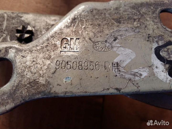 Петля капота правая Opel Vectra B 99-02