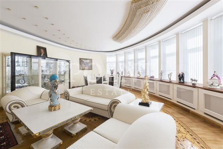 Дом 800 м² на участке 12 сот.