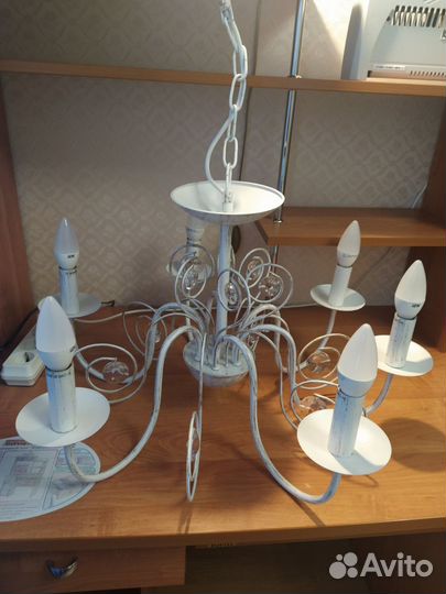 Классическая люстра с абажурами