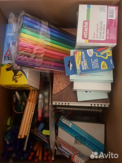 Коробка с канцтоварами