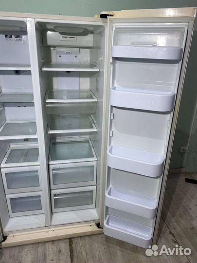 Холодильник Sibe by side Samsung