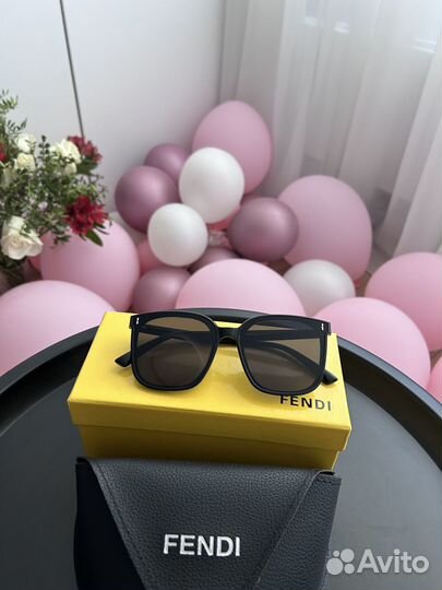 Солнцезащитные очки Fendi новые