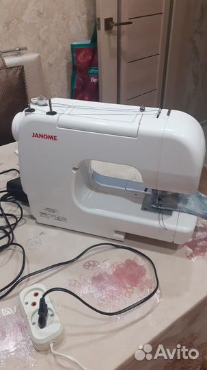 Швейная машина Janome