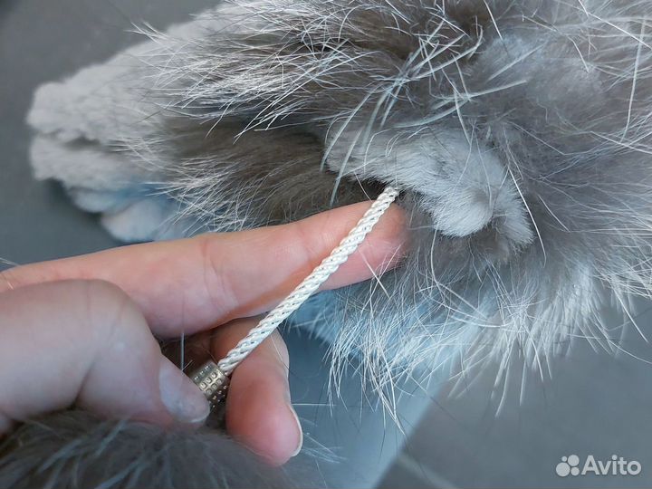 Шапка с ушками помпонами из вязаного кролика