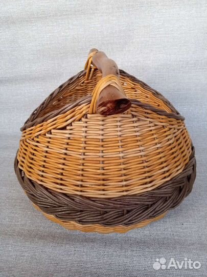 Плетёная корзина с деревянной ручкой