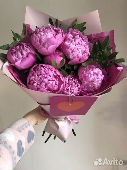 Букет из 7 малиновых пионов