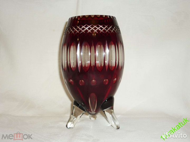 Ваза на трех ножках яйцо рубиновое стекло