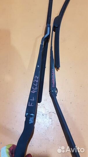 Поводок дворников на Mitsubishi Outlander 1