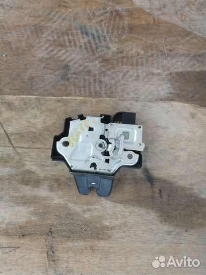 Замок крышки багажника Toyota Camry ACV40