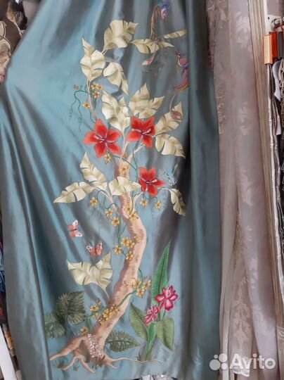 Штора с вышивкой ручной работы