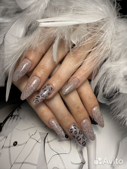 Модель на маникюр