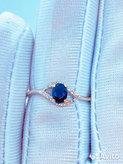 Кольцо с природным камнем Золото