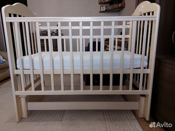 Детская кроватка с продольным маятником