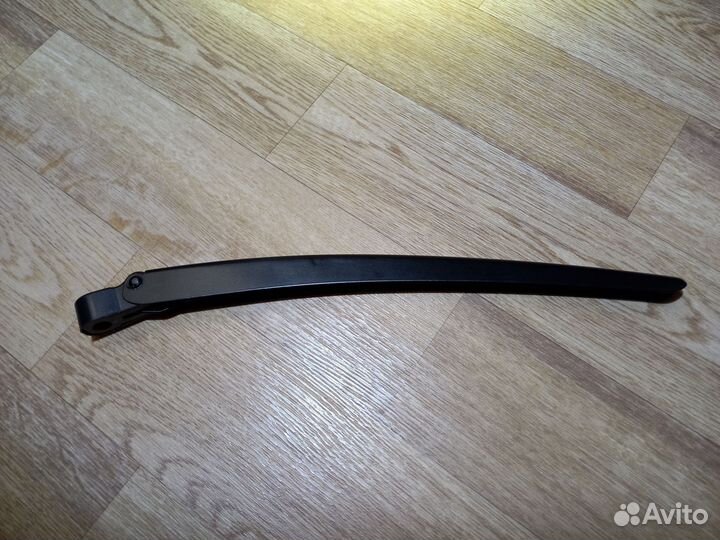 Поводок стеклоочистителя задний Калина