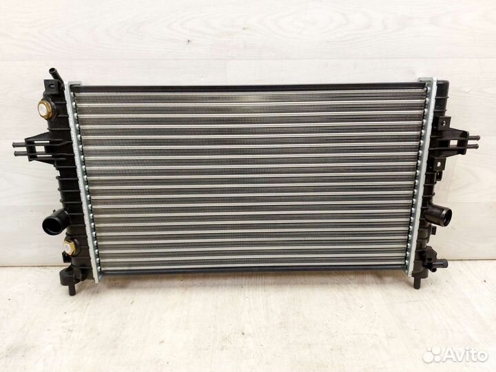 Радиатор охлаждения Opel Astra H 1,6-1,8 XER