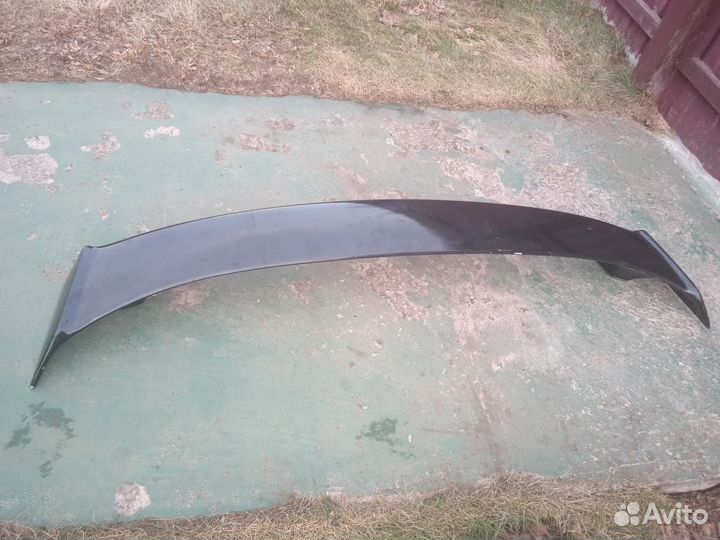 Спойлер на гранту на крышку багажника