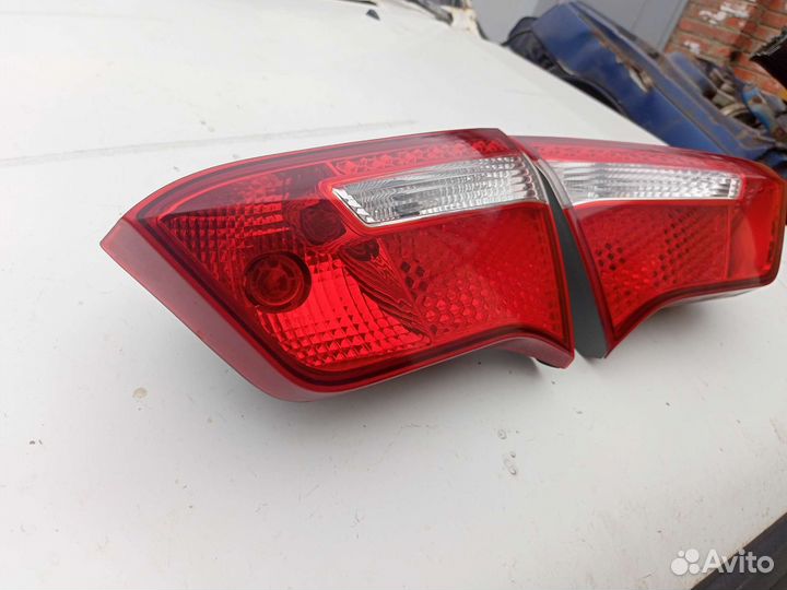 Фонари задней крышки багажника Kia Rio 3