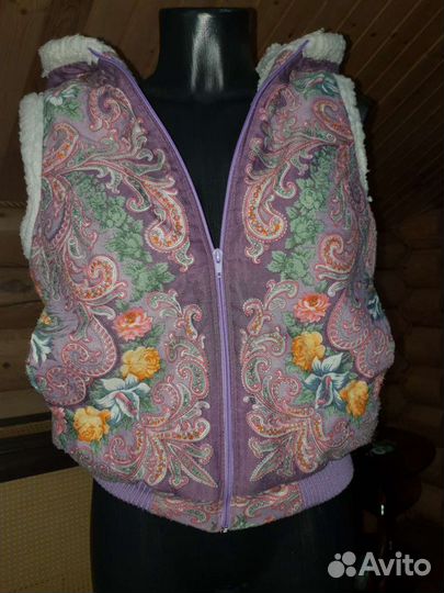 Жилетка безрукавка с капюшоном