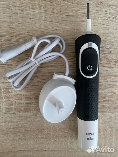 Электрическая зубная щетка oral b